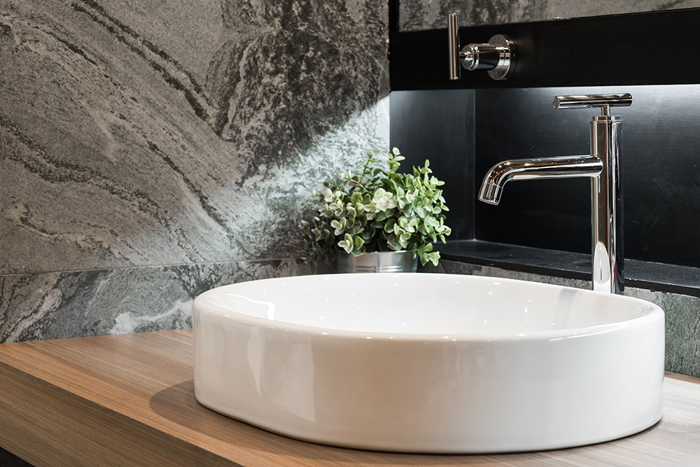 Photo d'un lavabo dans une salle de bain