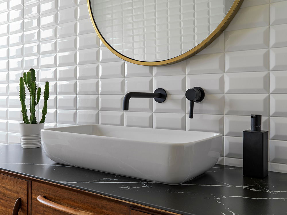 Photo d'une installation de lavabo dans une salle de bain