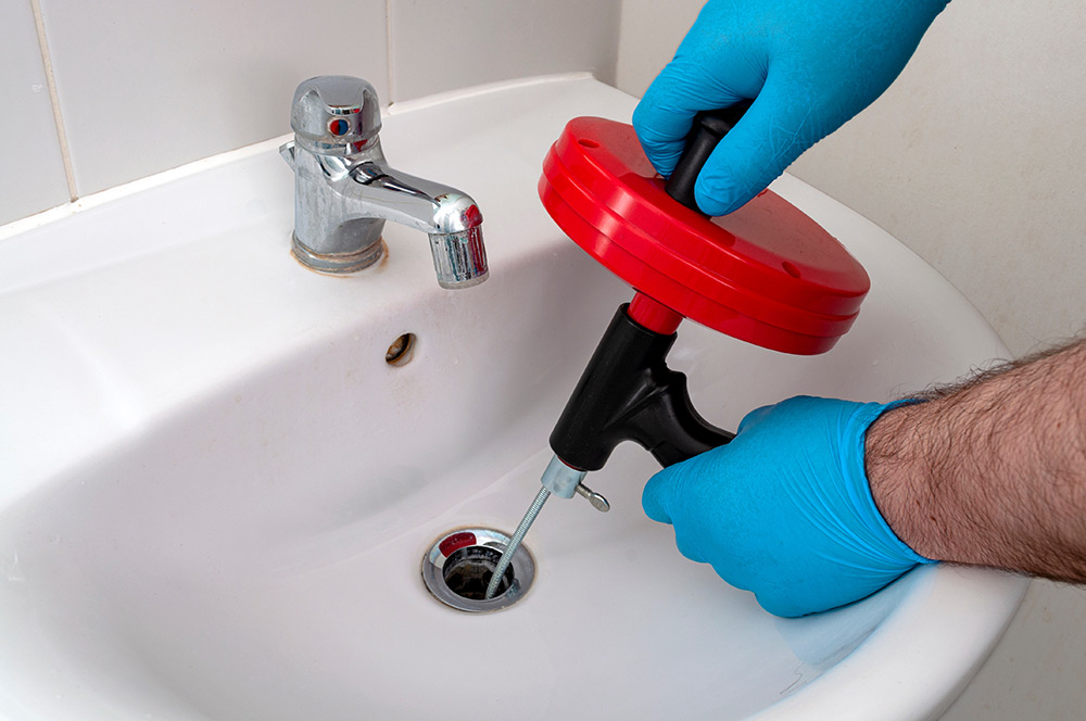 Photo d'un débouchage au furet pour un lavabo