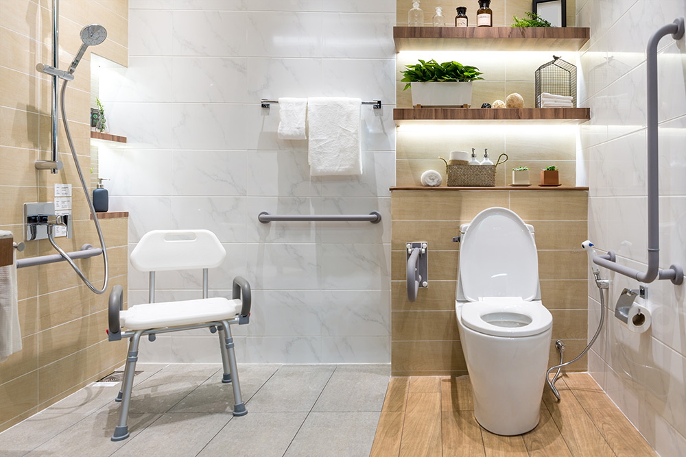 Photo d'une salle de bain adaptée pour les personnes à mobilité réduite - Douche PMR